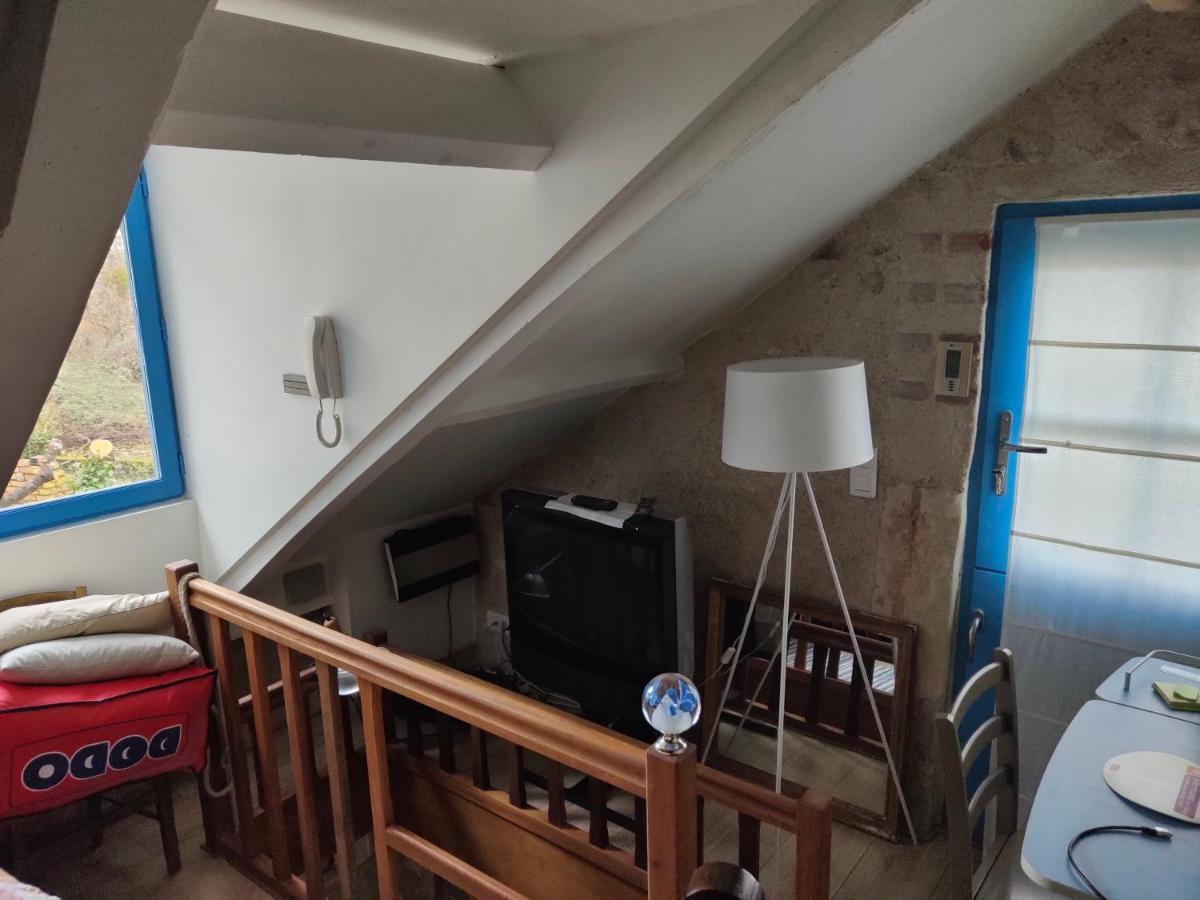 La Maison Bleue De Husseau Ancienne Ferme Semi-Troglodytique 18E Siecle Villa Montlouis-sur-Loire Exterior photo