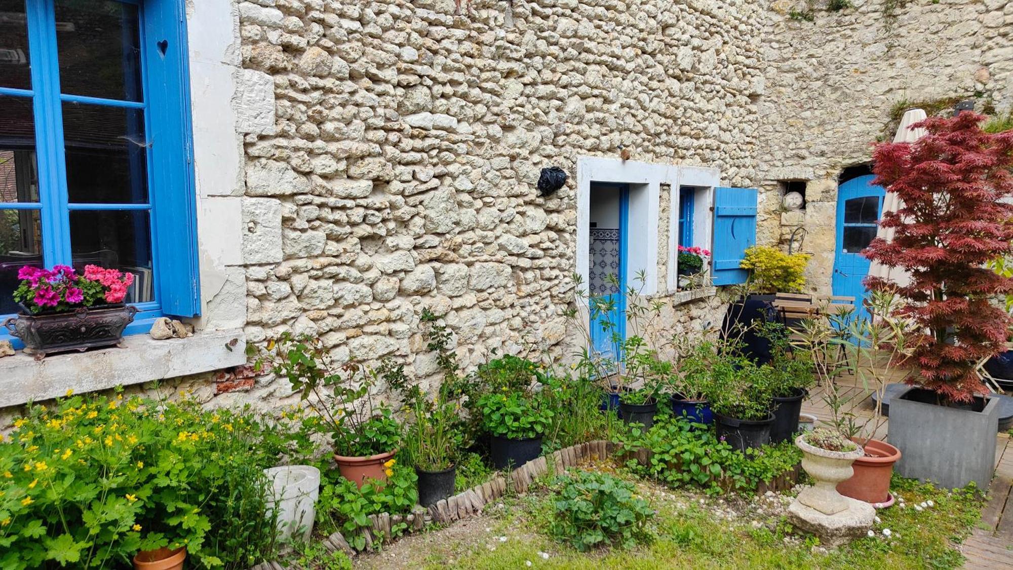 La Maison Bleue De Husseau Ancienne Ferme Semi-Troglodytique 18E Siecle Villa Montlouis-sur-Loire Exterior photo